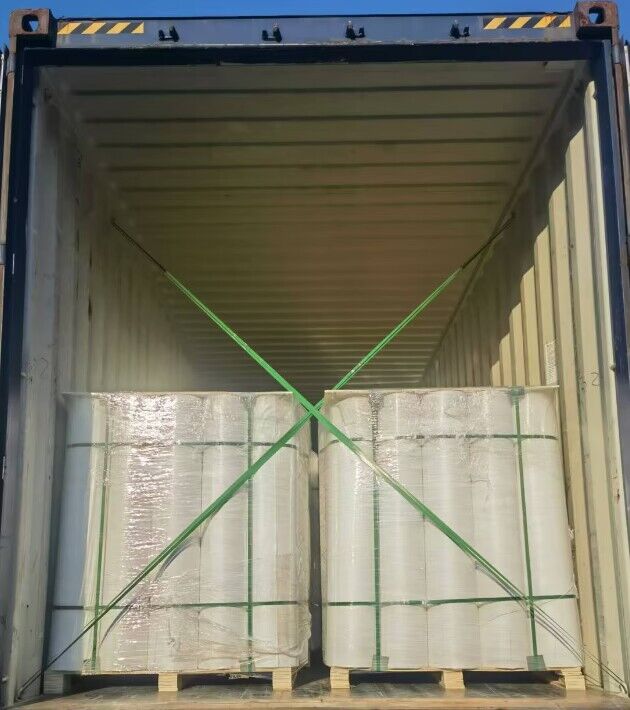 1,2 m breite, selbstklebende, vormontierte, wasserdichte HDPE-Membran, versandbereit.