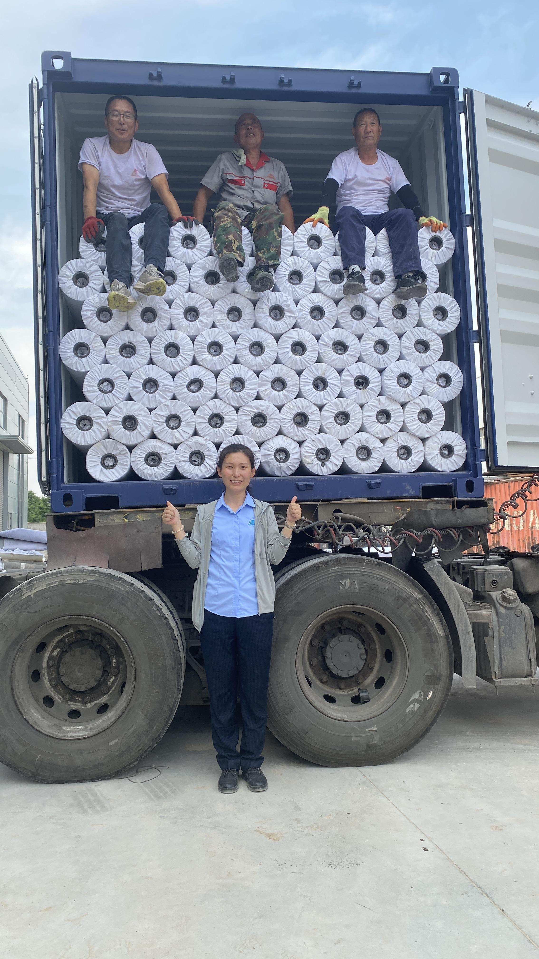 PENNFLEX PVC-Membran und Befestigungsrondellen werden heute versandt