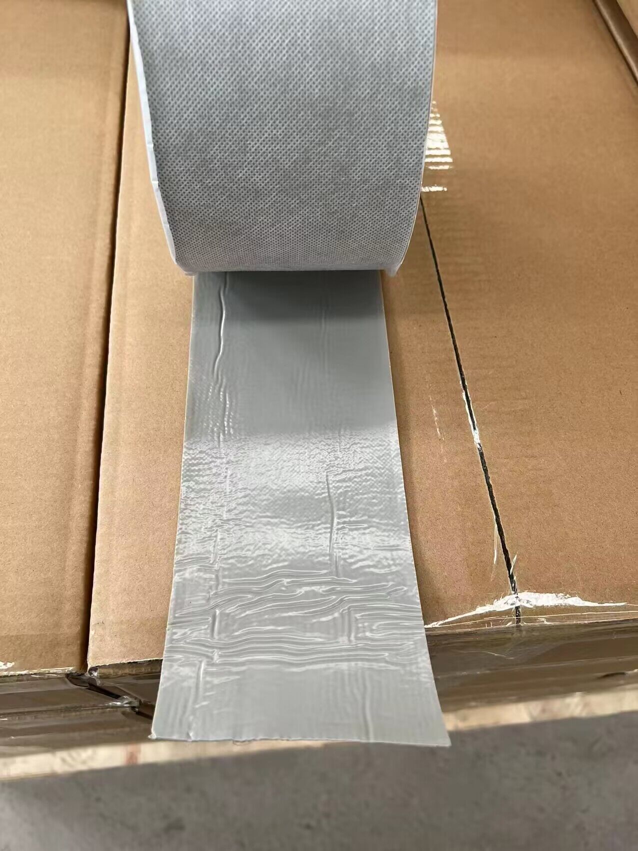 Das einseitige Butylband mit Vliesstoffoberfläche ist versandbereit.